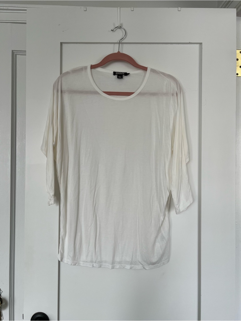 DKNY white 3/4 sleeve top. Size XS. Never worn.